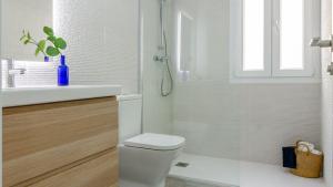 uma casa de banho com um chuveiro, um WC e um lavatório. em Malagueta Beach & Muelle1 & Centre con Parking Privado em Málaga