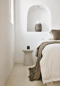 Postel nebo postele na pokoji v ubytování Elaia Luxury Suites Mykonos + 37 fotografií