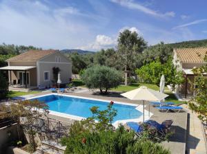 una villa con piscina e una casa di Volta Villas Lefkada a Città di Lefkada