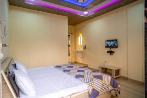 A bed or beds in a room at Holiday Homestay