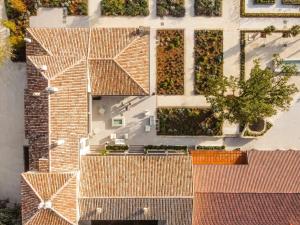 une vue de tête d'un bâtiment aux toits bruns dans l'établissement Quinta San Francisco, à Castrojeriz