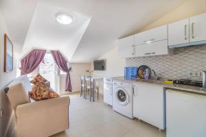 eine Küche mit Waschmaschine und Trockner im Zimmer in der Unterkunft Apartments Near to City Center and Beach in Marmaris