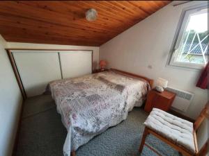 - une chambre avec un lit et une fenêtre dans l'établissement Maison idéalement située pour 6 personnes, à Soustons