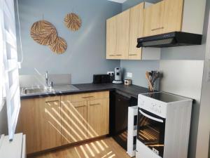 Kuchyň nebo kuchyňský kout v ubytování KALEE APPARTEMENT T2 + 6 fotografií