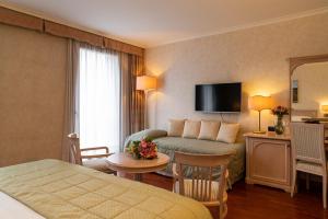 TV a/nebo společenská místnost v ubytování Hotel Roxy Plaza