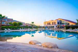 Marina Wadi Degla Hotel في العين السخنة: مسبح كبير في منتجع فيه مباني