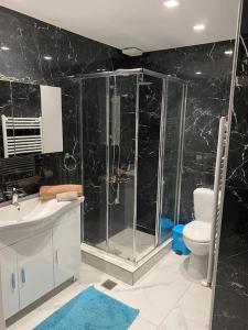 Bathroom sa luxury apartment 11' from Athens center