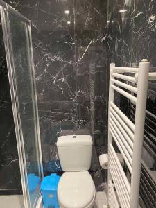 Um banheiro em luxury apartment 11' from Athens center