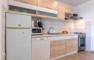 Kuchyň nebo kuchyňský kout v ubytování Lovely Home In Neoric With Wifi