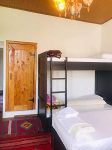 Postel nebo postele na pokoji v ubytování Flora's Guesthouse 'The Fir Gate'