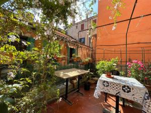 a patio with a table and some plants at Ai Boteri in Venice