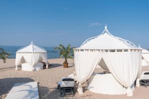 un padiglione nuziale su una spiaggia con l'oceano di Oasis Resort & Spa Cozy Studio a Lozenets Altre 6 foto