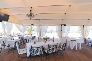 una sala per banchetti con tavoli e sedie bianchi di Oasis Resort & Spa Cozy Studio a Lozenets