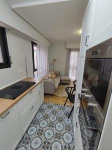 uma cozinha com fogão forno superior ao lado de uma sala de estar em Sagasti em Astigarraga