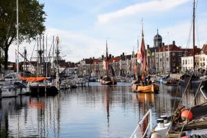 a group of boats docked in a harbor with buildings at RIANT APPARTEMENT CENTRUM MIDDELBURG in Middelburg