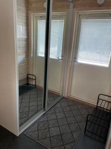 um quarto com duas janelas e uma porta com um espelho em Skicamp 3 em Pyhätunturi