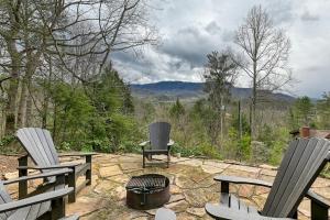 2 sillas y una parrilla en un patio de piedra en Hawks View Gatlinburg Mountain Cabin, en Gatlinburg