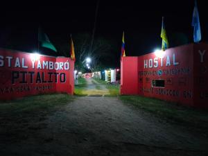 una vista nocturna de una calle con dos letreros en Hotel Yamboró, en Pitalito