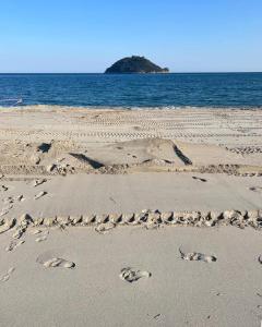 grupa odcisków stóp w piasku na plaży w obiekcie Casa di Andreea e Bogdan w Albendze