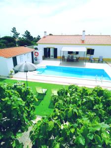 Casa con piscina y sombrilla en Azimute Guest House, en Aljezur