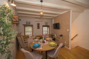 une salle à manger et un salon avec une table et des chaises dans l'établissement Kaleta, à Vodice