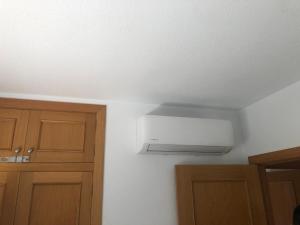 a room with a white ceiling and two wooden cabinets at Apartamento a 150 metros del puerto deportivo in Puerto de Mazarrón