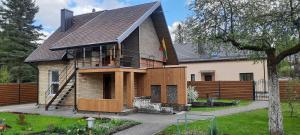 una casa que se está construyendo con una terraza y una valla en Verkių Namelis en Vilna