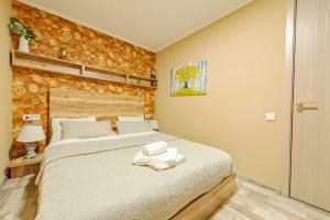 sypialnia z dużym łóżkiem w pokoju w obiekcie Garden House w mieście Tbilisi City