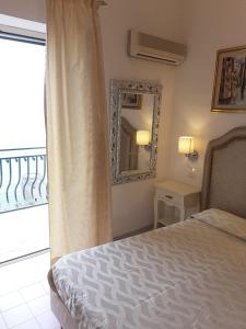 Cama ou camas em um quarto em Hotel La Perla