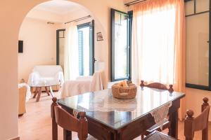ein Wohnzimmer mit einem Tisch und einem Stuhl in der Unterkunft Koni's House in Meganisi