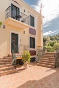 Villa con escalera frente a una casa en Koni's House, en Meganisi