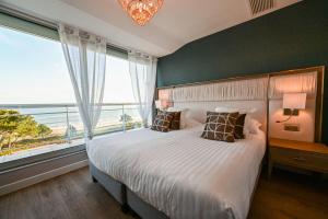 Le Diana Hôtel & Spa客房内的一张或多张床位