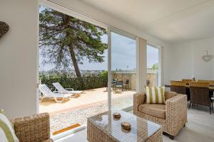a living room with a view of a patio at Casa Maresia - Apartamento 2 quartos e piscina - Praia Carvoeiro in Carvoeiro