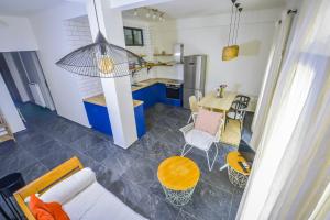 A kitchen or kitchenette at Gorgeous Apartment in the city center