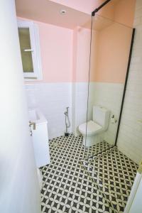 A bathroom at Gorgeous Apartment in the city center