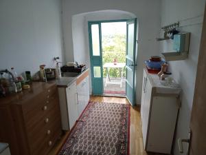 una cocina con una puerta que conduce a un patio en Country stone house Kovacevic, en Danilovgrad