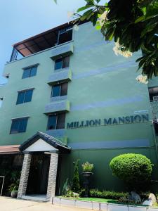un bâtiment avec le signe de gestion du million dans l'établissement Million Mansion, à Bangkok