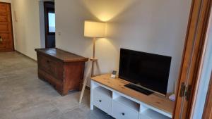 TV a/nebo společenská místnost v ubytování Apartamento familiar con piscina y wifi