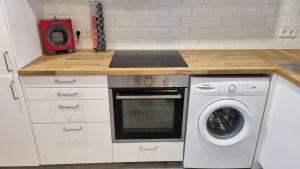 Kuchyň nebo kuchyňský kout v ubytování Apartamento familiar con piscina y wifi