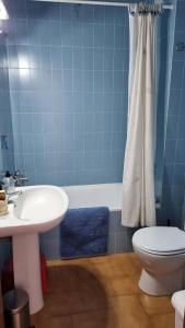 Koupelna v ubytování Apartamento familiar con piscina y wifi