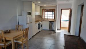 Kuchyň nebo kuchyňský kout v ubytování Apartamento familiar con piscina y wifi