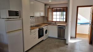 Kuchyň nebo kuchyňský kout v ubytování Apartamento familiar con piscina y wifi