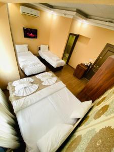 Postel nebo postele na pokoji v ubytování RENOVA hOTEL FATİH