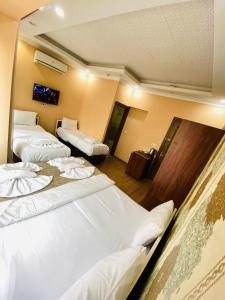 Postel nebo postele na pokoji v ubytování RENOVA hOTEL FATİH