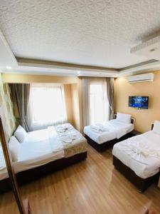Postel nebo postele na pokoji v ubytování RENOVA hOTEL FATİH