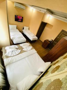 Postel nebo postele na pokoji v ubytování RENOVA hOTEL FATİH