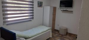 ein Krankenhauszimmer mit einem Bett und einem Fenster in der Unterkunft Apartments Daut's Tower in Sarajevo