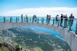 een groep mensen die op een brug over een berg staan bij Holiday Residence Maja in Katuni +85 foto's
