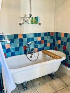 eine weiße Badewanne mit einem Fahrrad im Bad in der Unterkunft Castle View Cottage in Lincoln