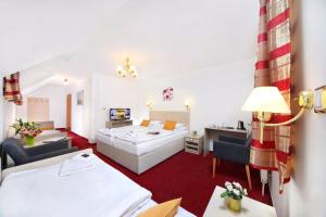 Posteľ alebo postele v izbe v ubytovaní Hotel Hradec